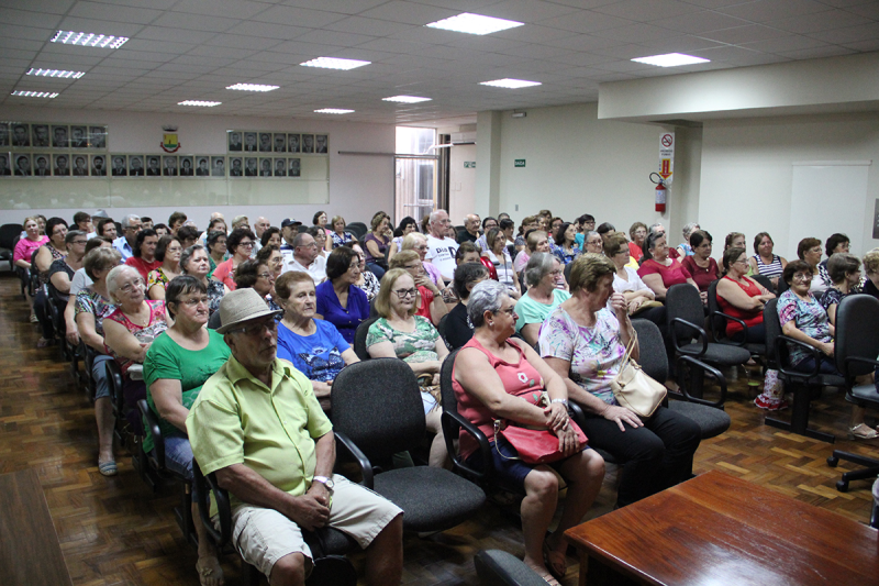 Hidroginástica é ofertada para 120 idosos em Três de Maio